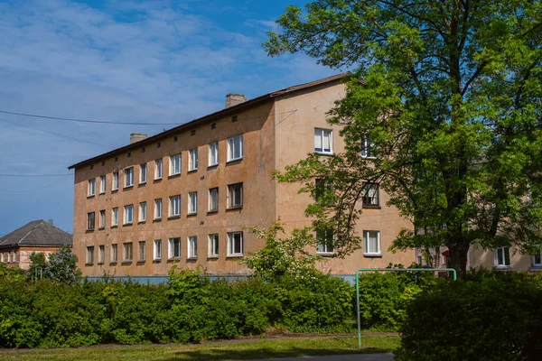 Zewnątrz Typowego Budynku Mieszkalnego Wybudowanego Okresie Sowieckim Małe Estońskie Miasto — Zdjęcie stockowe