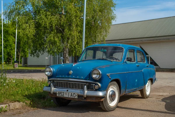 Niebieski Azlk Moskvitch 407 Zaparkowany Ulicy Miasta Słoneczny Letni Dzień — Zdjęcie stockowe