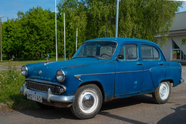 夏日的晴天 蓝色的Azlk Moskvitch 407停在城市街道上 漂亮的老式汽车 — 图库照片