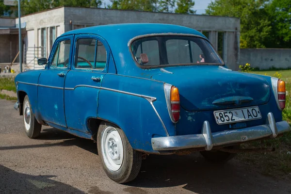 Modrý Azlk Moskvitch 407 Zaparkovaný Městské Ulici Slunečného Letního Dne — Stock fotografie