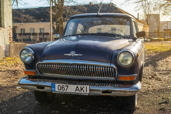 Темний Синій Газ Припаркований Гравійній Дорозі Класичний Вінтажний Автомобіль Volga — стокове фото