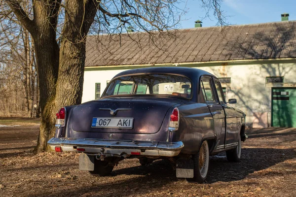 Sötétkék Gaz Egy Kavicsos Úton Parkol Klasszikus Vintage Autó Volga — Stock Fotó
