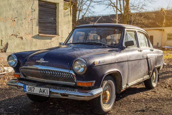 Σκούρο Μπλε Gaz Σταθμευμένο Ένα Χωματόδρομο Κλασική Vintage Αυτοκίνητο Volga — Φωτογραφία Αρχείου