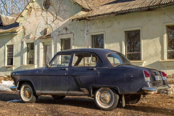 Ciemnoniebieski Gaz Zaparkowany Żwirowej Drodze Classic Vintage Samochód Wołga — Zdjęcie stockowe