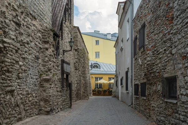 Uma Rua Estreita Medieval Cidade Velha Tallinn Dia Nublado Verão — Fotografia de Stock