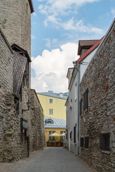 Tallinn Eski Kasabası Nda Bulutlu Bir Yaz Gününde Ortaçağ Dar — Stok fotoğraf
