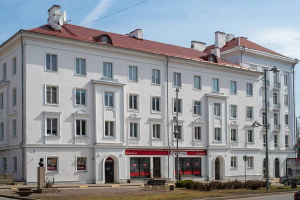 Krásný Historický Bytový Dům Ulici Puskini Městě Narva Slunném Jarním — Stock fotografie