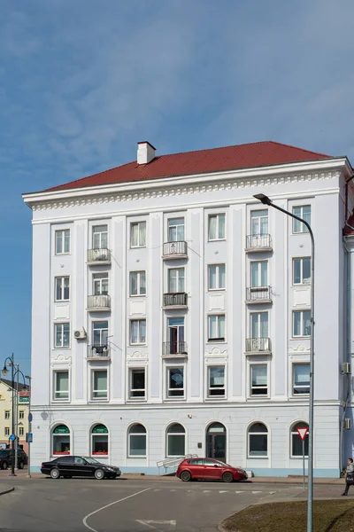 Hermoso Edificio Apartamentos Históricos Calle Puskini Ciudad Narva Soleado Día —  Fotos de Stock