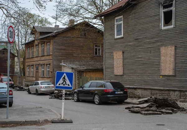 Tallinn 'in merkezinde yeniden ele geçirilmiş asfalt. Büyük bir şehirde yol yenileme.