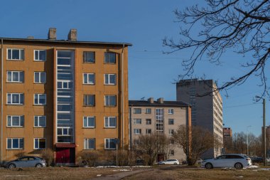 Sovyet döneminde inşa edilmiş tipik apartmanların dış yüzeyi. Güneşli bir bahar gününde küçük Estonya şehri.