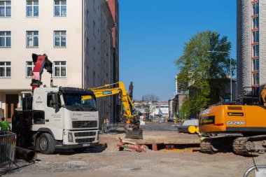 Gonsiori ana caddesi Tallinn şehir merkezinde güneşli bir bahar gününde yeniden inşa için kapatıldı. Yol büyük bir şehirde çalışır.. 