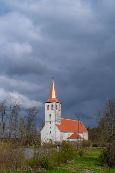 Bulutlu Bir Bahar Gününde Estonya Hiiamma Daki Phalepa Kilisesi Hiiumaas — Stok fotoğraf