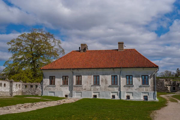 Gebouw Gelegen Kuressaare Episcopal Castle Binnenplaats Een Zonnige Lentedag Saaremaa — Stockfoto