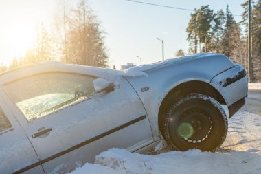 Gümüş Volkswagen Golf Varyantı bir kış günü hendekte. Karlı, kaygan yollarda bir kaza..