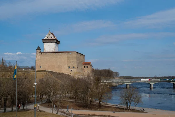 Twierdza Narva Most Graniczny Nad Rzeką Narwą Który Słoneczny Wiosenny — Zdjęcie stockowe