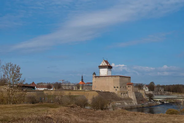 纳瓦河上的纳瓦要塞和边境桥梁 在阳光明媚的春天将爱沙尼亚共和国与俄罗斯联邦分隔开来 — 图库照片
