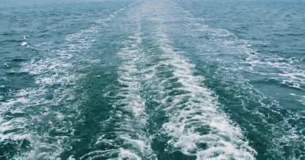 Vista Estela Detrás Gran Ferry Pasajeros Mar Una Mañana Nublada — Vídeos de Stock