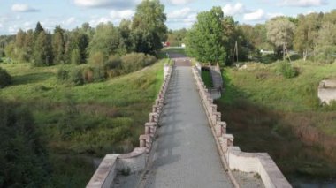 Ebedi zarafet: İnsansız hava aracı 1861 yılında Estonya 'nın en uzun harikası olan Konuvere Köprüsü üzerinde süzülüyor. Hava perspektifinde tarihi bir yolculuk.
