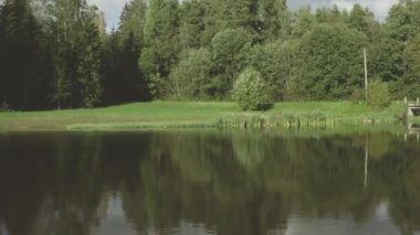 Serene Pond Aerial: Sersemletici 4K Kalitede İnsansız Hava Aracı Uçuşu - Rahatlama ve İlham İçin Doğanın Güzelliği