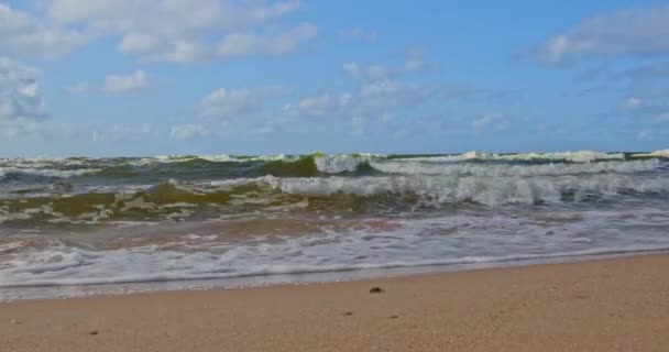 Óceánhullámok Ősszel Ragyogás Alacsony Látószögű Kilátás Napos Strand Nyugodt Tengerparti — Stock videók
