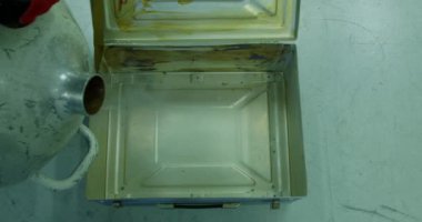 Cool Science: Sıvı Nitrojeni Metal Kutusuna Dökmek - Dinamik 4K Bilimsel Deney ve Aşırı Sıcaklıkların Görüntüsü