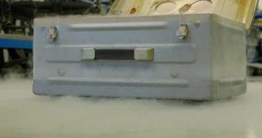 Kriyojenik reaksiyon: Eski metal kutudan sıvı nitrojen buharlaşması. Bilimsel harikalar ve aşırı sıcaklık reaksiyonlarının 4K görüntülerini yakından çek