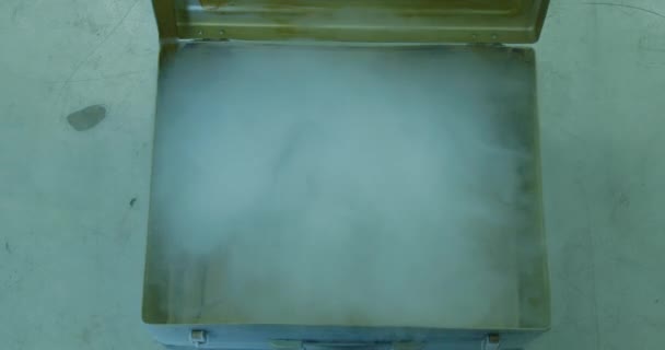 Sains Dingin Menuangkan Air Dalam Kotak Logam Diisi Dengan Nitrogen — Stok Video