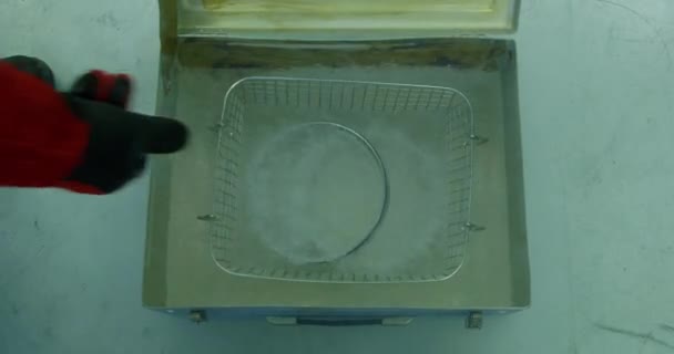 エクストリーム冷却 液体窒素に浸されたベアリングカップ 4Kビデオショーケース精密エンジニアリングと産業革新 — ストック動画