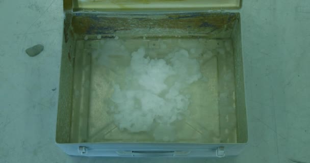 Cool Science Verter Agua Una Caja Metal Llena Nitrógeno Líquido — Vídeo de stock
