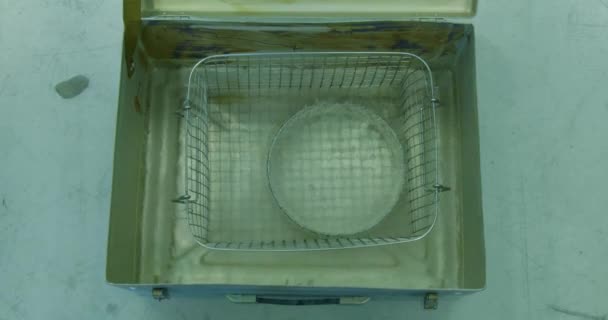Refrigeración Extrema Cojinetes Sumergidos Nitrógeno Líquido Video Mostrando Ingeniería Precisión — Vídeo de stock