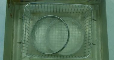 Aşırı Soğutma: Sıvı Nitrojene Batmış Taşıyıcı Kupalar - 4K Video Gösterimi Hassas Mühendislik ve Endüstriyel Yenilik