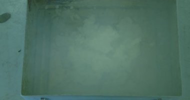 Cool Science: Sıvı nitrojenle dolu metal bir kutuya su doldurmak - 4K Bilimsel Deney ve Aşırı Sıcaklıkların Görüntüsü