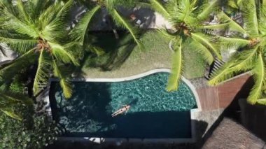 Ada Oasis: İHA Kafkas Kadın Tropikal Cennet 'te Havuz Dinlerken Yakaladı - 4K Huzur ve Rahatlama Videosu