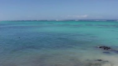 Mauritius Dreaming: Belle Mare Sahili üzerinde İHA uçuşu. Açık Deniz ve Beyaz Kum. 4K Hava Perspektifinde Serenity.