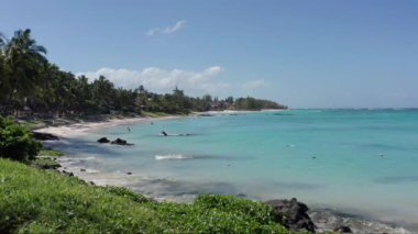 Mauritius Dreaming, Belle Mare Plajı, Kristal Açık Deniz ve Beyaz Kum. 4K Hava Perspektifinde Serenity.