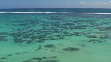 Island Reverie: Hint Okyanusu 'nun Turkuaz Tonları ve Mercan Resifleri - Mauritius' un Egzotik Sahil Manzarasının 4K Hava Görüntüsü
