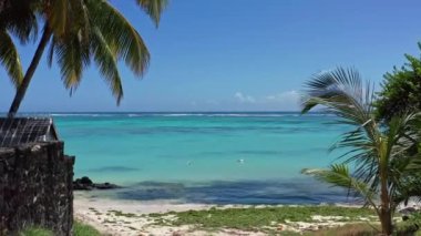 Belle Mare Beauty: Mauritius 'un Bakire Sahili, Açık Deniz ve Resorts' un İnsansız Hava Aracı Görüntüsü - 4K Dinlenme ve Tropikal Kaçış İçin Mükemmel Video