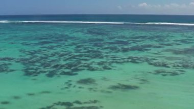 Island Reverie: Hint Okyanusu 'nun Turkuaz Tonları ve Mercan Resifleri - Mauritius' un Egzotik Sahil Manzarasının 4K Hava Görüntüsü