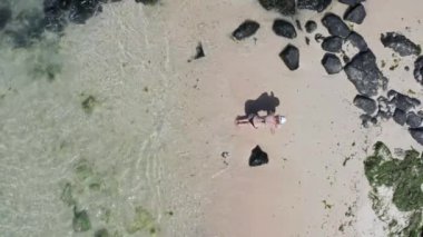 Hava İnzivası: Siyah Bikini ve Beyaz Şapkalı Kadın Plajda Rahatladı - 4K Egzotik Tropik Yaz Kaçışı İnsansız Hava Aracı