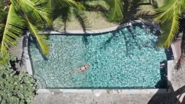 Island Oasis Drone Vangt Blanke Vrouw Genieten Van Een Zwembad — Stockvideo