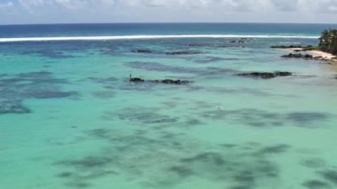 Mauritius Dreaming, Belle Mare Plajı, Kristal Açık Deniz ve Beyaz Kum. 4K Hava Perspektifinde Serenity.