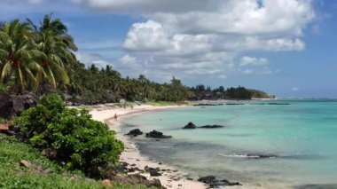Mauritius Dreaming, Belle Mare Plajı, Kristal Açık Deniz ve Beyaz Kum. 4K Hava Perspektifinde Serenity