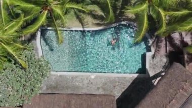 Ada Oasis: İHA Kafkas Kadın Tropikal Cennet 'te Havuz Dinlerken Yakaladı - 4K Huzur ve Rahatlama Videosu