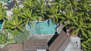 Ada Oasis: İnsansız Hava Aracı Kafkas Erkek Havuzu Dinleniyor Tropik Cennet 'te Yüzüyor - 4K Dinginlik ve Rahatlama Videosu