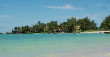 Mauritius Dreaming, Belle Mare Plajı, Kristal Açık Deniz ve Beyaz Kum. 4K Hava Perspektifinde Serenity