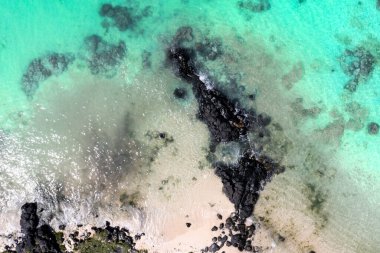 Mauritius 'taki Bozulmamış Turkuaz Suları ve Rocky Shoreline Hava Görüntüsü