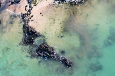 Mauritius 'taki Rocky Coast' un hava görüntüsü. Turkuaz Sular Sandy Sahili ve yukarıdan gelen volkanik kayalarla tanışır