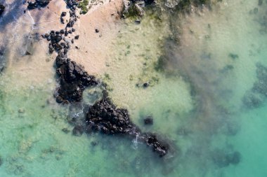 Mauritius 'taki Rocky Coast' un hava görüntüsü. Turkuaz Sular Sandy Sahili ve yukarıdan gelen volkanik kayalarla tanışır