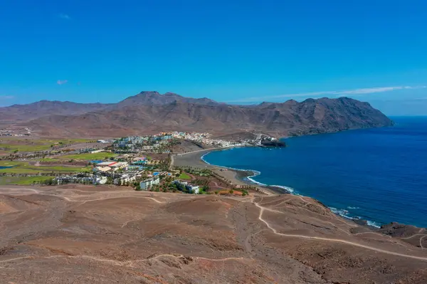 Las Playitas şehri engebeli dağlarla gök mavisi Atlantik arasında nefes kesen bir manzara. Bu çarpıcı Fuerteventura manzarası Kanarya Adaları 'nın eşsiz güzelliğini yansıtıyor..