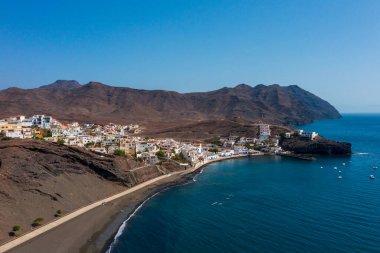 Las Playitas şehri engebeli dağlarla gök mavisi Atlantik arasında nefes kesen bir manzara. Bu çarpıcı Fuerteventura manzarası Kanarya Adaları 'nın eşsiz güzelliğini yansıtıyor..